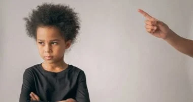 4 مخاطر تواجه ابنك حين تقارنه بغيره