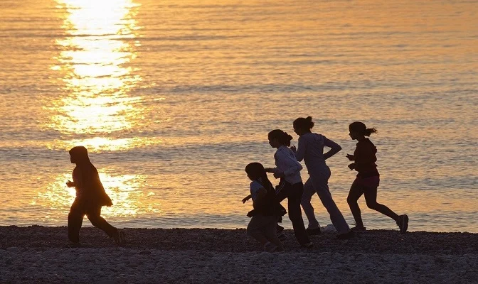 الجري يطيل العمر ويحمي الدماغ.. خبير طبي يكشف فوائد الركض