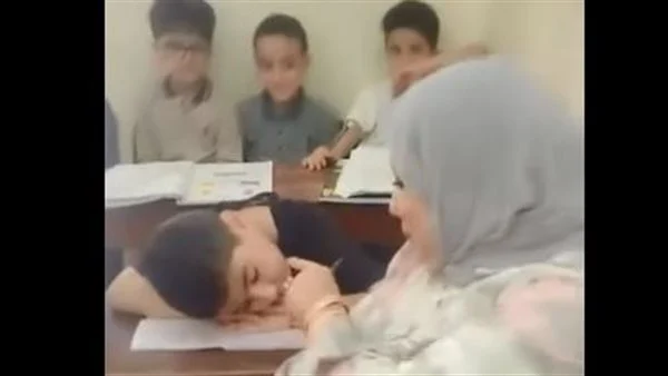 معلمة تنتقد الأمهات بسبب النوم في الفصل وتثير جدلاً