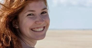 اليوم العالمي للابتسامة: 3 أبراج تبسمهم لا يفارق وجوههم، أبرزهم الجوزاء