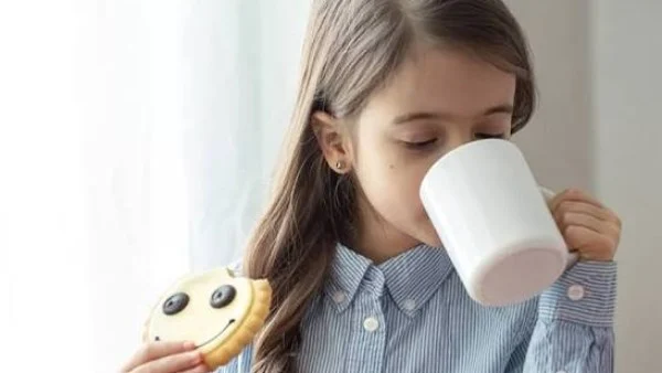 تحذير للأهالي: 7 أضرار خطيرة على أطفالك من شرب الشاي والقهوة