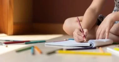 6 خطوات لتسهيل الواجب المدرسي لأطفالك وتقليل التوتر والشكاوى