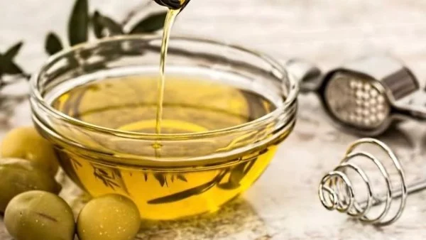 5 أسباب تدفعك لمضمضة الفم بالزيت وقد تفاجئك فوائده الصحية 