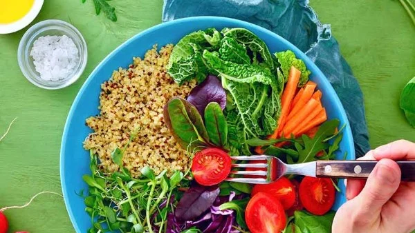 10 أطعمة شهيرة بمضادات الالتهابات 
