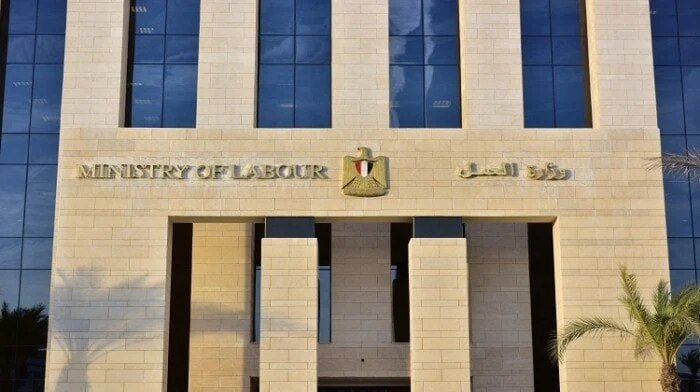 «العمل» يعلن 720 فرصة شاغرة للشباب بسلسلة محلات