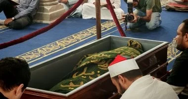 متكفن بكسوة مزخرفة بسورة يس.. وصية الدكتور أحمد عمر هاشم