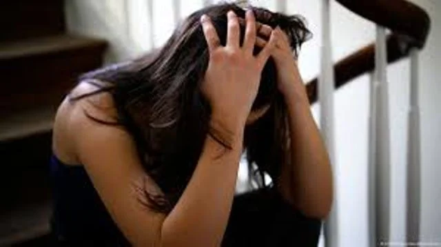 لماذا النساء أكثر عرضة للاكتئاب؟ يوضح العلماء السبب