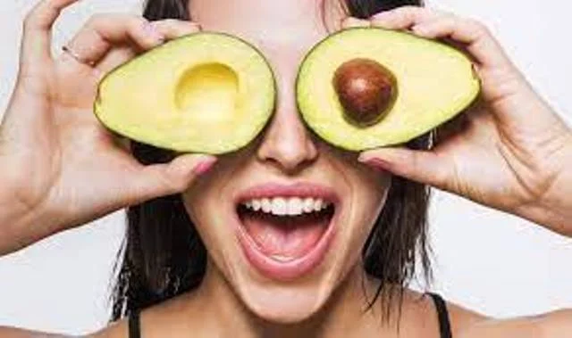 قناع أفوكادو والكاكاو الخام لبشرة صافية