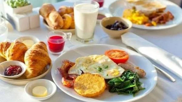 أطعمة منتشرة لا تُنصح بتناولها على معدة فارغة صباحاً