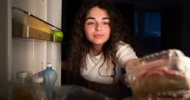 4 نصائح فعالة لخفض جوع الليل مع شرب الماء الكافي