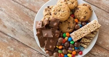 الرغبة في تناول الحلويات ليلاً: آثارها على الجسم وطرق تقليلها