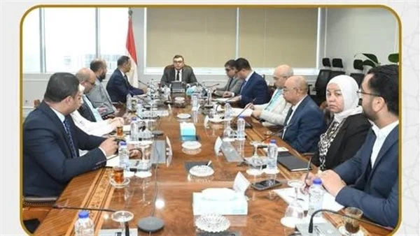 وزير الإسكان يتابع موقف تنفيذ وحدات مشروع «ديارنا»