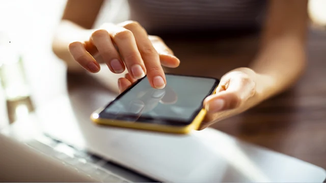 دراسة: الوقت الذي تقضيه على هاتفك يكشف حالتك النفسية 