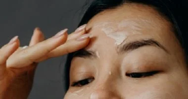 أربع وصفات طبيعية لتقشير البشرة وتنظيف الوجه والحفاظ على نعومته 