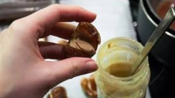 ماذا يحدث للجسم عند تناول التمر مع الطحينة على الريق. أسباب جفاف العين غير المتوقعة 