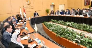 وزير الإسكان يعقد اجتماعا لمتابعة المشروعات السكنية في عدة مدن ومحافظات