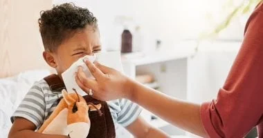 مع انخفاض الحرارة: روشتة أم لحماية طفلها من العدوى والأمراض