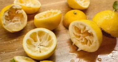 4 طرق سهلة لإعادة استخدام قشور الليمون في المنزل 