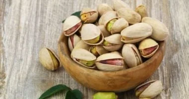 الفستق غني بالألياف والبروتين ويعزز صحة الأمعاء ويمنع الالتهاب قبل النوم 