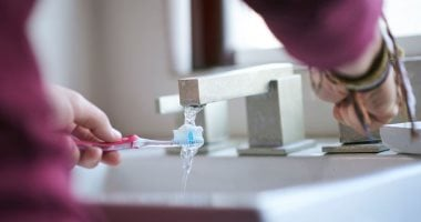 فرشاة أسنانك مليئة بالبكتيريا.. خطوات سهلة للحفاظ عليها
