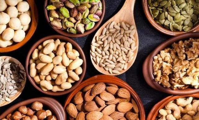 المكسرات وقاية طبيعية من السمنة مع التقدم في العمر