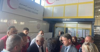 محافظ شمال سيناء يرافق وفد دنماركي في زيارة مخازن الهلال الأحمر