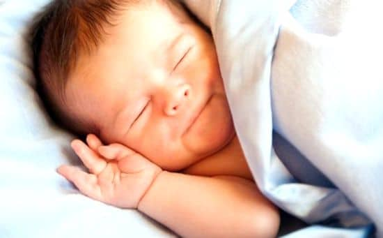 نوم الطفل على البطن: آمن ومتى يفيد ومتى يضر؟