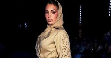 جورجينا رودريجيز بالحجاب خلال أسبوع الموضة بالرياض