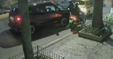 برازيلية تحاصر لصين بسيارتها بعد محاولتهما السرقة