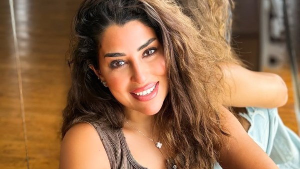 أيتن عامر تتألق بإطلالة بحرية أنيقة
