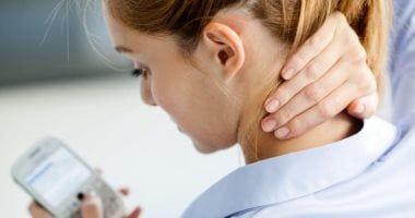 طريقة حمل الهاتف قد تسبب التعب والحزن والتوتر.. نصائح للوقاية