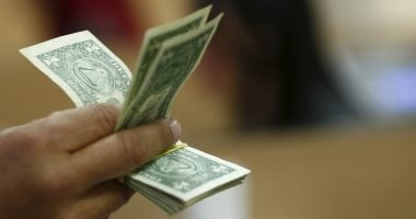 الدولار يستقر أمام الجنيه اليوم الجمعة.. سعر البيع في البنوك 47.65 جنيه
