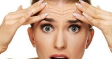 5 أخطاء يومية تزيد تجاعيد البشرة من وضعية النوم إلى الشمس