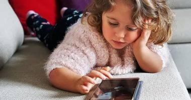 لو ابنك مدمن الهاتف.. استراتيجيات نفسية بسيطة لمساعدته