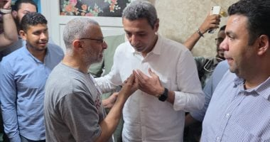 محافظ السويس يزور المسن ضحية الاعتداء للاطمئنان على حالته
