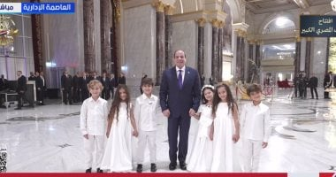 الرئيس السيسي يستجيب للأطفال ويوثق لحظة قبل احتفال وطن السلام