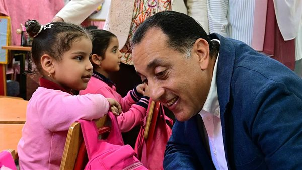 رئيس الوزراء يتفقد المدرسة الابتدائية محمد حافظ