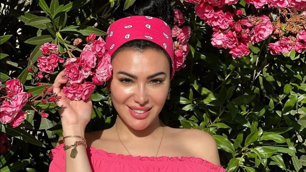 ميريهان حسين تبرز أناقتها بالأحمر اللافت