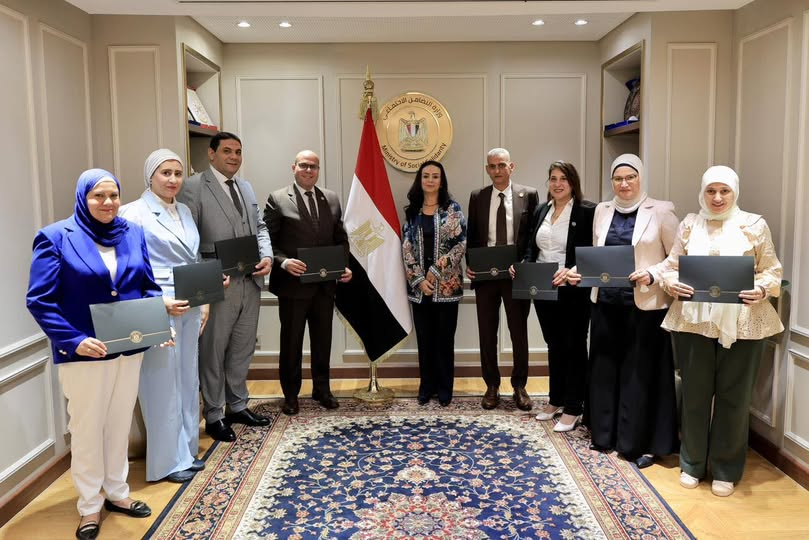 مايا مرسي تكرم الإدارة العامة لرعاية المسنين في وزارة التضامن