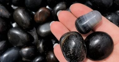 4 طرق عملية لاستخدام العقيق الأسود لزيادة الطاقة الإيجابية والسعادة