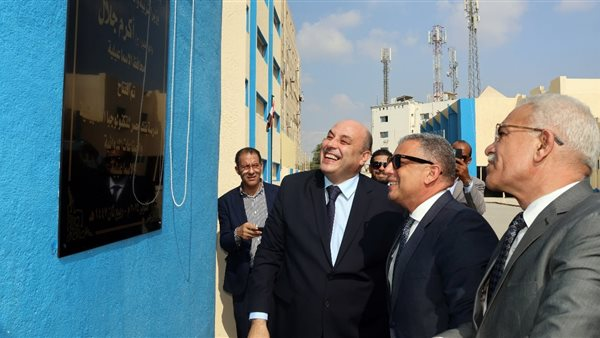 محافظ يفتح مدرسة بنك مصر للتكنولوجيا التطبيقية وصناعة الدواء