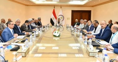 وزير الدولة للإنتاج الحربي يتابع المشروعات الجاري تنفيذها مع رؤساء الشركات