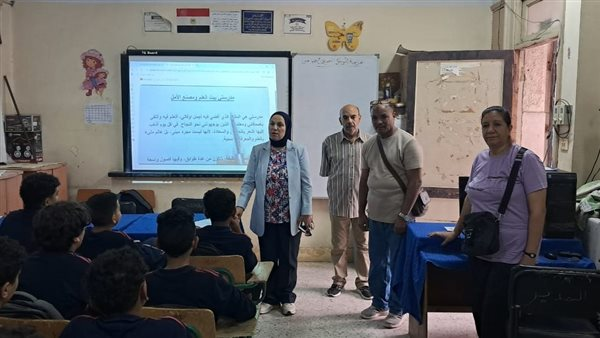 وكيل التعليم بالقاهرة يوصي بتصحيح كتب التقييمات أولاً بأول