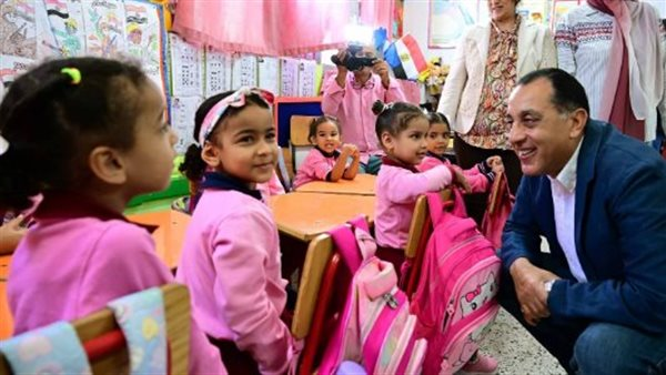 رئيس الوزراء يغير مسار جولته بالسويس ويتفقد مدرسة محمد حافظ الابتدائية