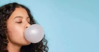 مضغ العلكة على معدة فارغة يسبب هذه الأضرار