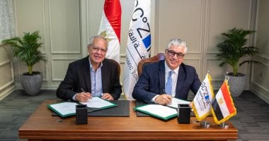 رئيس اقتصادية قناة السويس يوقع مشروع تصنيع المنسوجات الكهربائية