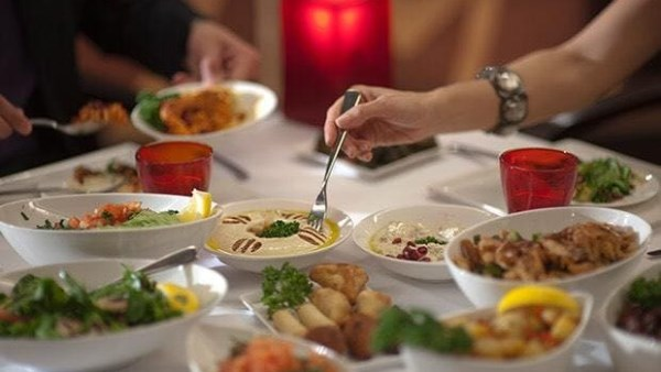 فوائد الوجبات العائلية في تقوية الروابط الأسرية
