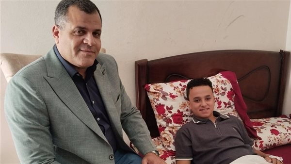 وكيل تعليم دمياط يزور طالبا مصابا ويؤكد سلامة أبنائنا أولا
