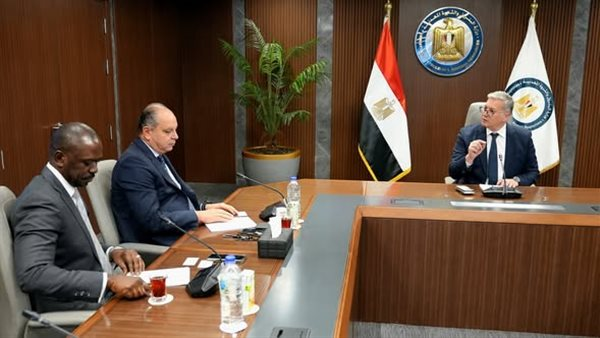 وزير البترول والثروة المعدنية يدرس تعزيز التعاون مع مؤسسة التمويل الأفريقية