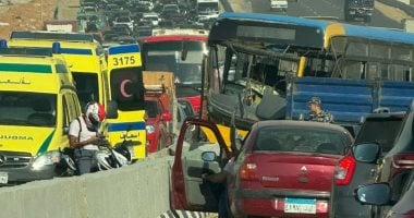 شلل مروري على الطريق السياحي بعد اصطدام أتوبيس بحاجز خرسانة